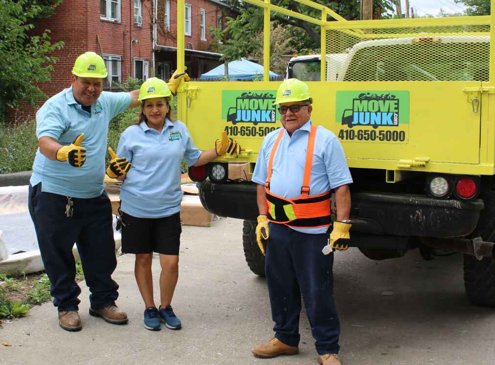 Move Junk employees giving a thumbs up